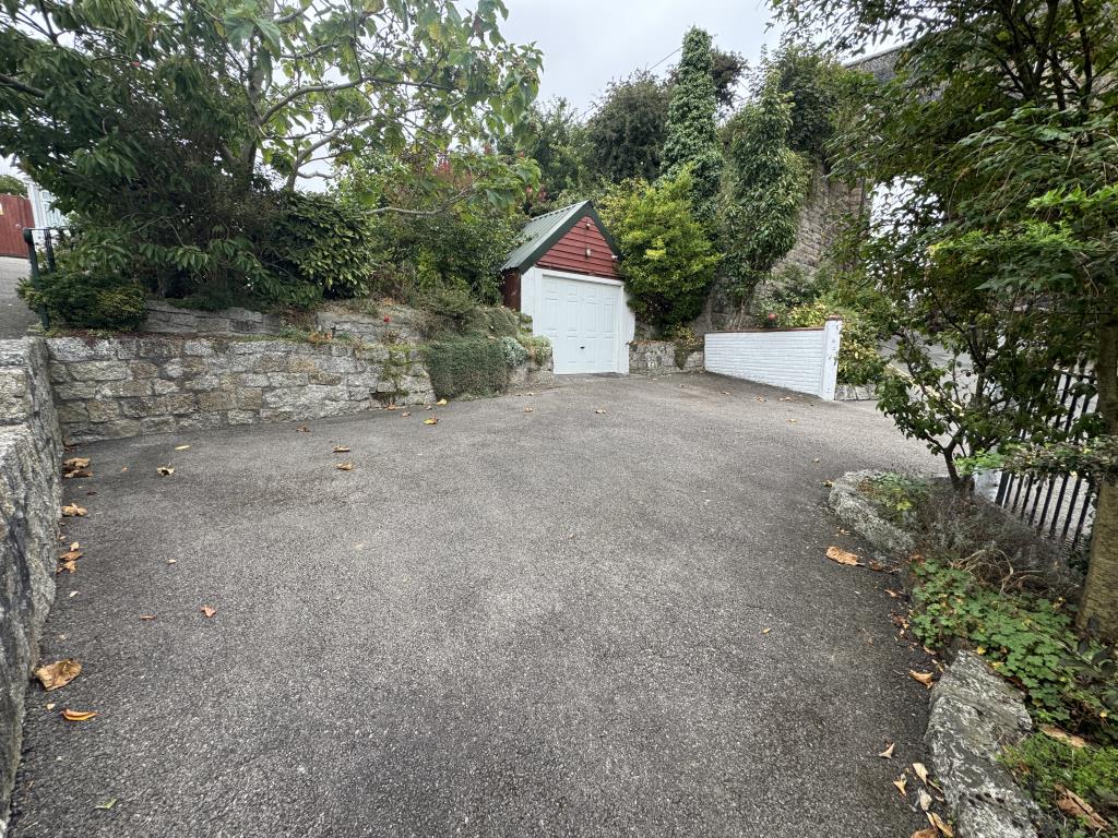 Lot: 127 - DETACHED BUNGALOW WITH ANNEXE AND FURTHER POTENTIAL - Garage and parking